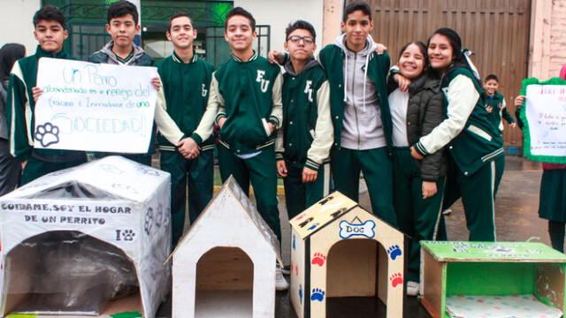Estudiantes elaboraron casas para perritos callejeros. Créditos: Facebook.