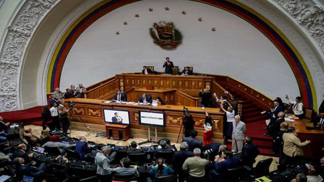 "(Los diputados) han traicionado así la confianza que con su voto les depositaron los venezolanos en la última elección libre que tuvo nuestro país, la de nuestra legítima Asamblea Nacional", dijeron. Foto: EFE