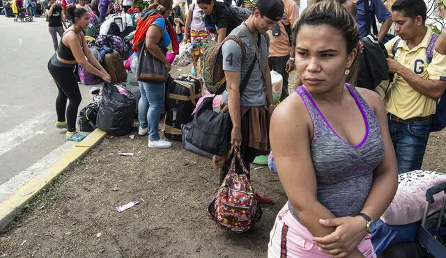 Venezuelan migrants wait to get a refugee application at the Peruvian border post at the binational border attention centre (CEBAF) in Tumbes on early June 14, 2019. - Some 6,000 Venezuelans have entered to Peru in the last two days, twice of the daily flow, as starting on June 15, 2019, Peru will require a humanitarian visa, in addition to the passport, to all Venezuelan citizens who wish to enter the country alleging security reasons. (Photo by Cris BOURONCLE / AFP)