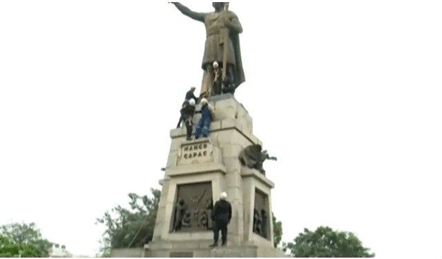 A modo de protesta, el ciudadano subió hasta el punto más alto de la estatua. Foto: captura de Canal N