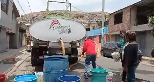 Vecinos de Tiabaya deben esperar la cisterna del municipio para abastecerse de agua. Foto: Captura video de Los Protagonistas AQP.