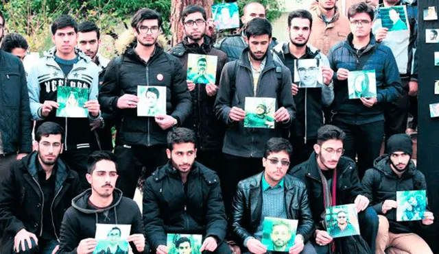 Protestas laicas. Estudiantes universitarios en Teherán posan con las fotografías de sus compañeros de aula muertos en el avión de la línea aérea UIA.