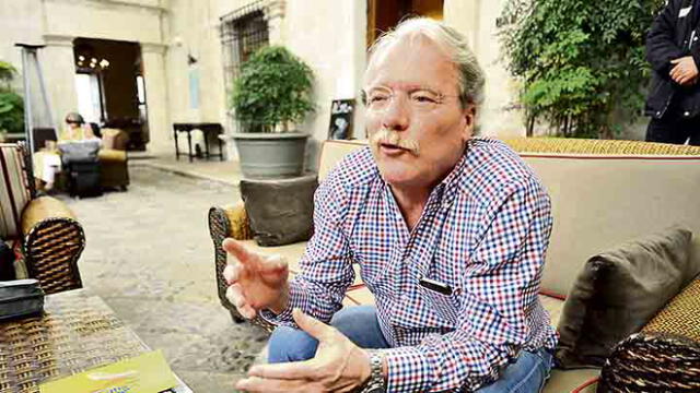 Alfredo Barrera: "Chávez reinventó el caudillismo incorporándole la cursilería"