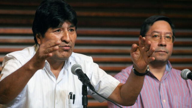 El expresidente de Bolivia Evo Morales (izq.) y el candidato presidencial por el Movimiento al Socialismo (MAS), Luis Arce (der.), ofrecen una rueda de prensa en Buenos Aires (Argentina) el 27 de enero de 2020.