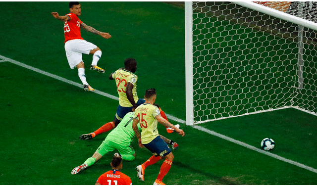 Charles Aránguiz había anotado el 1-0 en el Chile vs Colombia por Copa América 2019, pero el VAR se lo anuló. | Foto: EFE