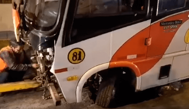 Microbús cargado con pasajeros se hunde en pista de Trujillo