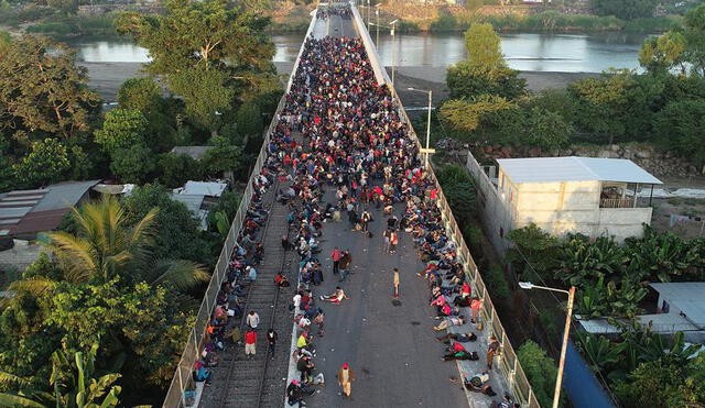 Algunos grupos del éxodo centroamericano decidieron cruzar la frontera por el puente y enfrentar a la policía. (Foto: República)