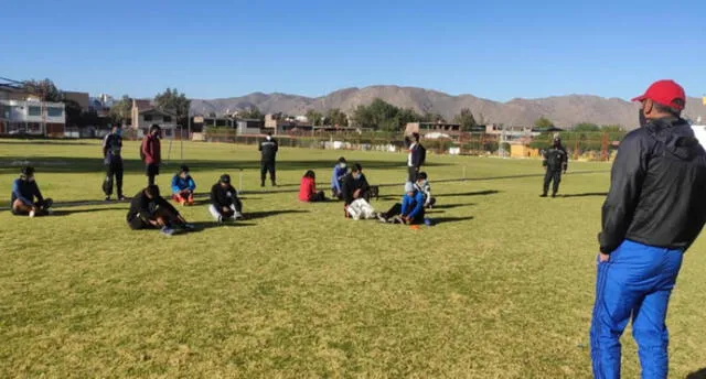 Infractores fueron sorprendidos jugando fútbol, incumpliendo el aislamiento social.  Créditos: Municipalidad de Socabaya.