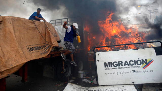 Militares de Maduro queman nuevos camiones con ayuda humanitaria