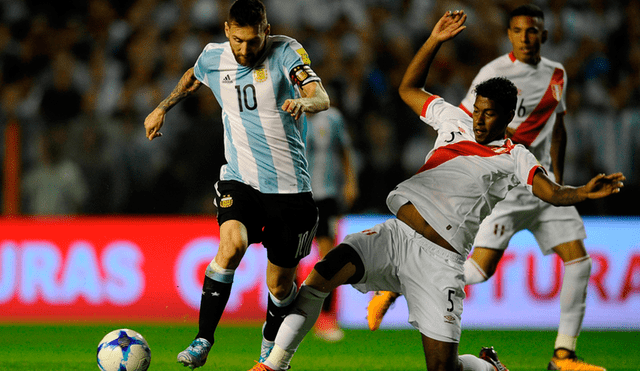 El defensor del Emmen de Holanda recordó el duelo aparte que tuvo con Lionel Messi en el Perú-Argentina en 'La Bombonera'. (FOTO: AFP).