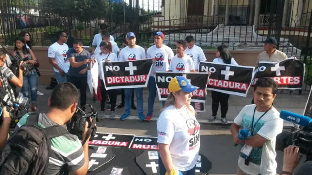 Venezolanos protestan contra Maduro en la embajada de su país en Lima [VIDEO]