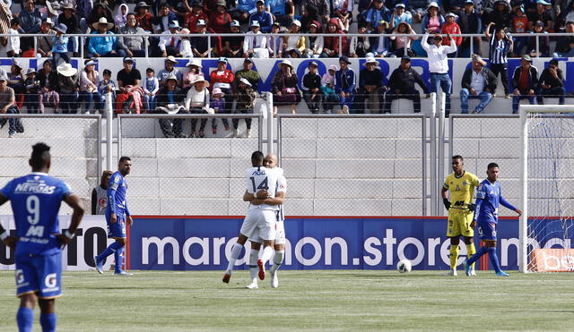 Jugadores de Alianza Lima celebran el único gol que anotaron en el encuentro.