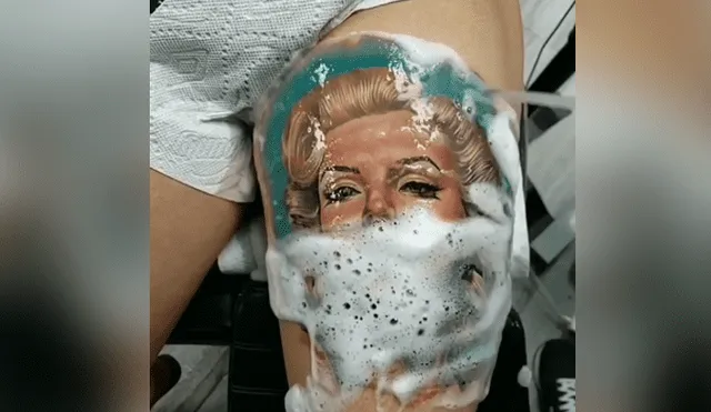 Un video viral de Facebook muestra el tatuaje con el rostro de actriz Marilyn Monroe que se hizo un joven en la pierna izquierda.