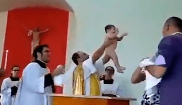 Facebook viral: sacerdote sumerge en agua bendita a bebé y este tiene inesperada reacción