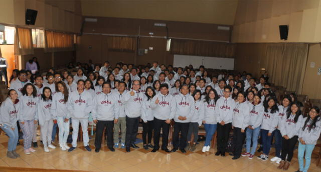 Arequipa: entregan 122 becas a universitarios para eventos académicos en el extranjero