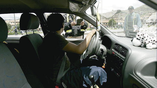 Detectan en ciudad de Cusco a 2 300 taxistas informales