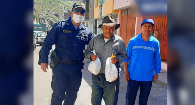 Policías de Arequipa entregaron víveres a ancianitos que no recibieron bono de S/ 380.