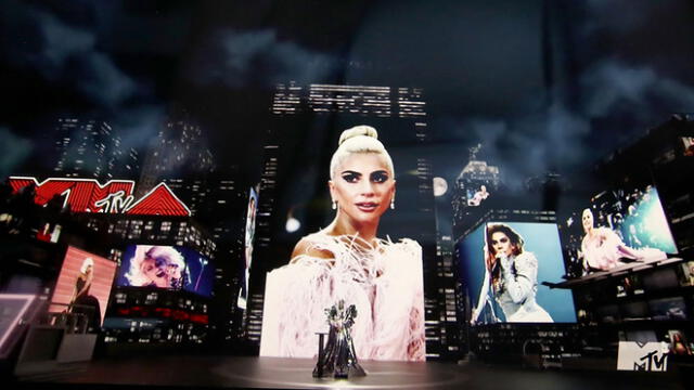 La cantante se convirtió en la estrella de la noche con sus distintos 'outfits' durante la ceremonia. Foto: AFP