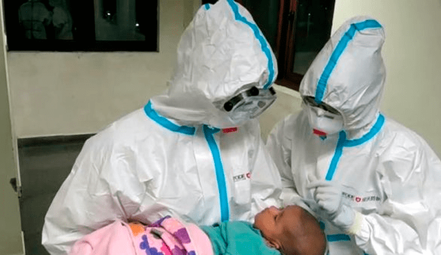 Las enfermeras se turnan para cuidar al bebé de tres meses, luego que su familia se infectara de coronavirus. (Foto: Captura)