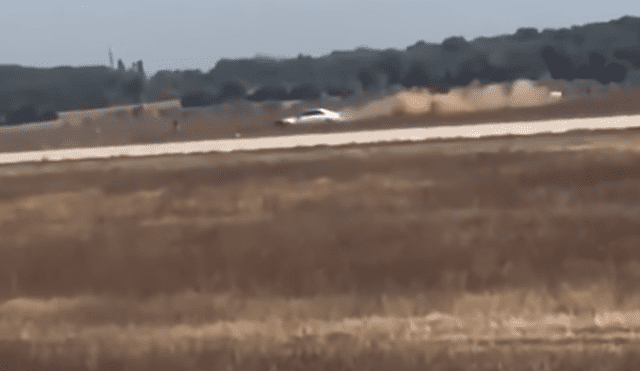 Hombre entra con automóvil a pista de aeropuerto y es interceptado por policías [VIDEO]