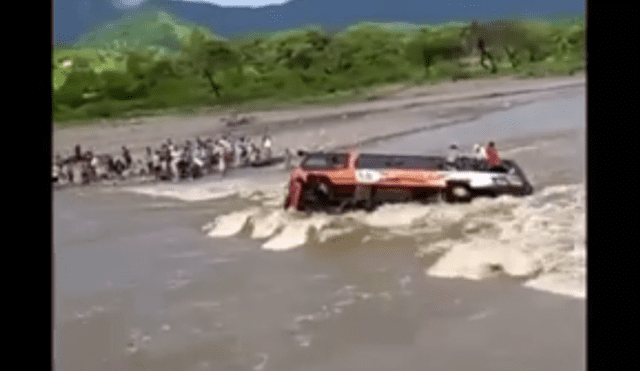 Piura: Dramático momento en que bus interprovincial es arrastrado por río Seco| VIDEO