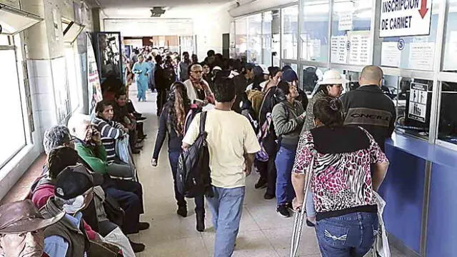 PENURIA. Los pacientes pugnan por una cita a diario.