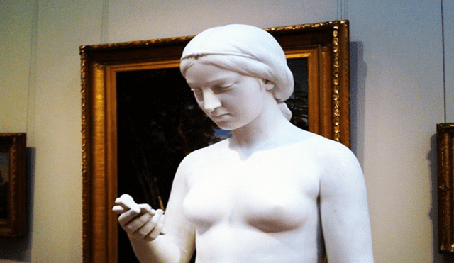 Twitter: La verdad sobre la estatua que "está usando un smartphone"