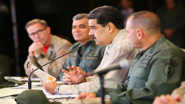 Nicolás Maduro estuvo acompañado del ministro para la Defensa, Vladimir Padrino López (2-i). Foto: Prensa Presidencial de Venezuela