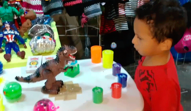 Facebook viral: niño molesto porque su mamá no le quiere comprar dinosaurio de "Cállese viejo lesbiano" [VIDEO]