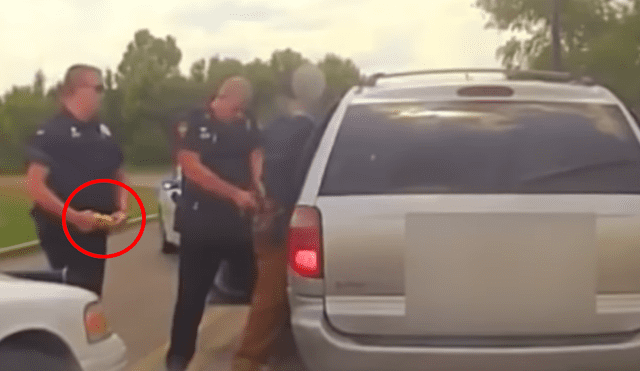 YouTube: golpean y atacan con pistola eléctrica a un afroamericano esposado [VIDEO]