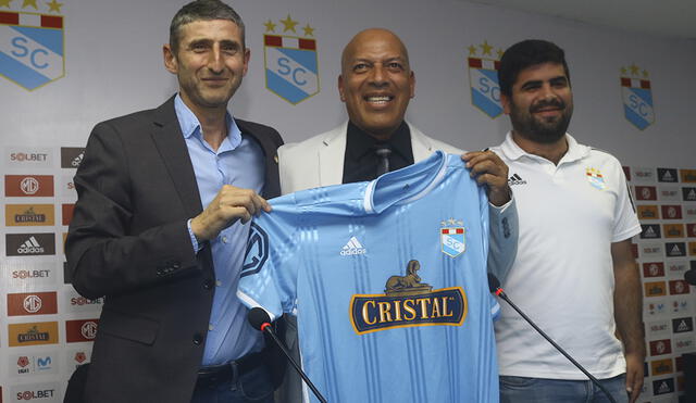 Sporting Cristal presentó a Roberto Mosquera como nuevo técnico. Foto: Eric Villalobos