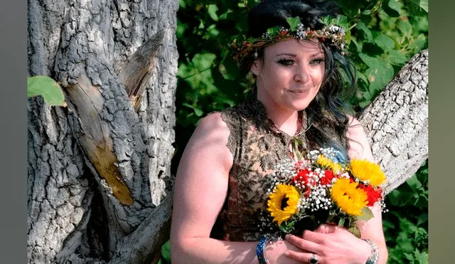 Kate Cunningham celebró su primer aniversario de bodas tras casarse con un árbol para protegerlo de ser talado. Foto: Twitter