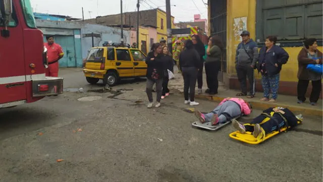 Compañía de bomberos acudieron al lugar para atender a la víctimas, quienes luego fueron llevadas a una clínica. (Foto: Christian Moreno / La República)