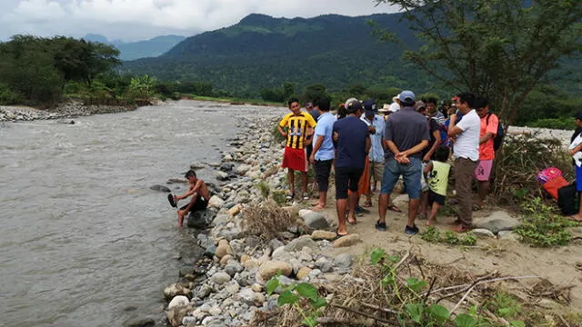 Escolares pasan río con precarias embarcaciones por falta de puente [VIDEO]