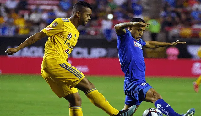 Yoshimar Yotún fue provocado por Nahuel Guzmán durante el Cruz Azul vs. Tigres, pero el peruano terminó anotando un golazo. | Foto: AFP
