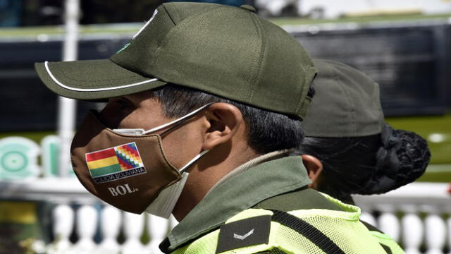 A Bolivian police officer patrols wearing a face mask after the government relaxed the strict quarantine of more than two months due to the new coronavirus, COVID-19, in El Alto, Bolivia on June 1, 2020. (Photo by AIZAR RALDES / AFP)