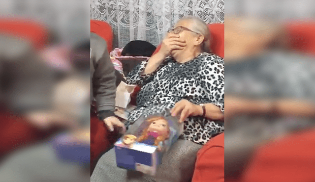 En Facebook, una anciana soñaba con tener una muñeca y fue sorprendida por su familia con un regalo especial.