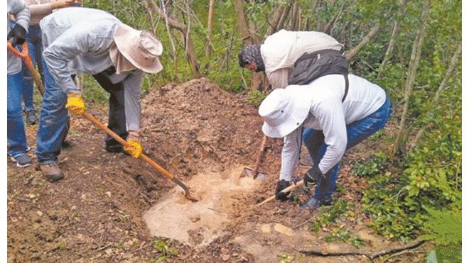 Descubren más de 50 bolsas llenas de restos humanos dentro de un pozo