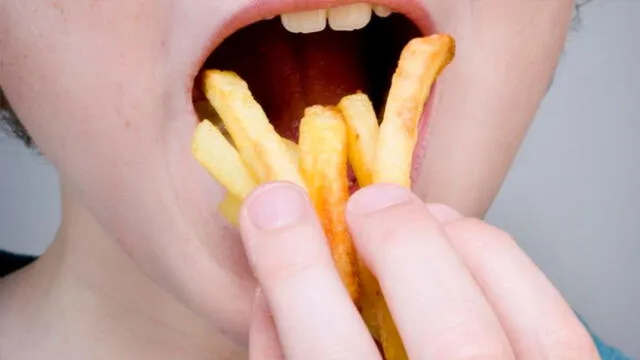 Adolescente se alimentó de una mala dieta basada en papas fritas y otras chatarras. Foto: referencial