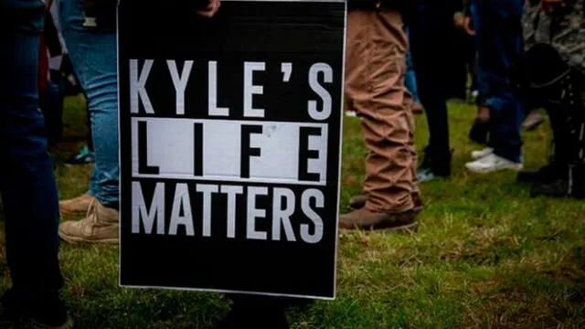 Una persona sostiene un cartel que dice: "La vida de Kyle importa". Foto: AFP