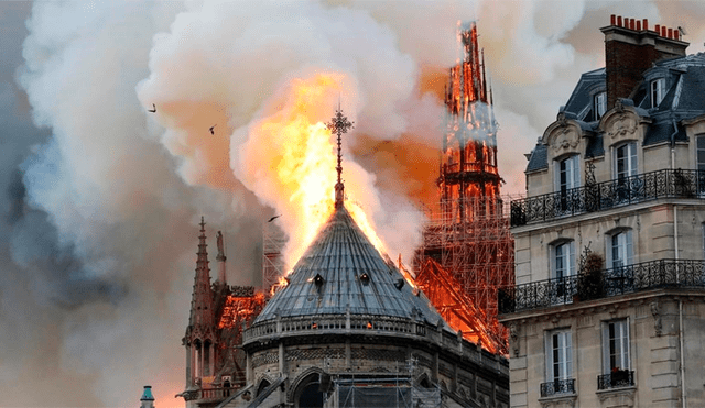 Incendio en la catedral de Notre Dame: franceses oran y cantan himno frente al siniestro [VIDEOS]
