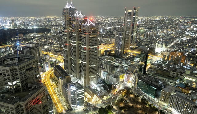 This picture taken on January 25, 2020 shows a general view of skyscrapers in Tokyo's Shinjuku area. - Tokyo's benchmark Nikkei index dropped more than two percent January 27 on concerns over the potential impact of a new coronavirus that has killed at least 80 people in China. (Photo by Kazuhiro NOGI / AFP)