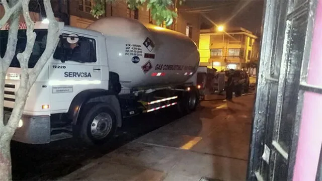 #YoDenuncio: camión estaciona en vía pública para abastecer gas a fábrica