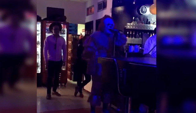 Video es viral en Facebook. Un hombre vestido como ‘Pennywise’, el payaso de ‘It’, fue captado en un karaoke cantando una canción sumamente triste. Foto: Captura.