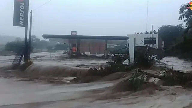 Emergencia en Moquegua: seis personas quedaron atrapadas en grifo tras desborde de río [VIDEOS]