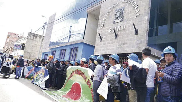 Mineros Mukumayo toman plaza de Puno en protesta a fallo que ordena desalojo