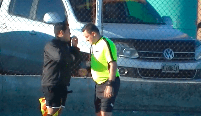 El árbitro Carlos Motto vivió un incómodo momento durante un partido de la Primera C de Argentina. La escena es viral en YouTube.