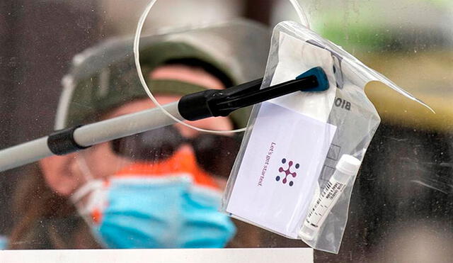 Un voluntario hace una prueba de COVID-19 a un paciente en un autocine en Lincoln Park en Los Ángeles, California, Estados Unidos. Foto: EFE