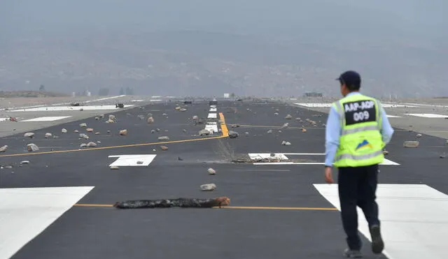 AME9927. AREQUIPA (PERÚ), 12/12/2022.- Fotografía que muestra los escombros y piedras que obstaculizan una pista de aterrizaje del aeropuerto Alfredo Rodríguez Ballón, durante una protesta hoy, en la ciudad de Arequipa (Perú). Cientos de manifestantes que piden el cierre del Congreso peruano y la renuncia de la presidenta Dina Boluarte ocuparon este lunes las instalaciones y pistas de vuelo del Aeropuerto Internacional Alfredo Rodríguez Ballón, en la ciudad peruana de Arequipa, la segunda mayor del país. Manifestantes han cortado puntos de carreteras en la región de Arequipa, así como otros lugares del país, que piden el cierre del Congreso, la renuncia de Boluarte entre otros llamados. EFE/ José Sotomayor
