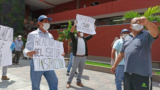 Trabajadores de construcción civil exigen bono al Estado. Foto: Vanessa Trebejo